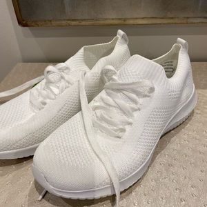 Athletic work’s memory foam mesh shoes
